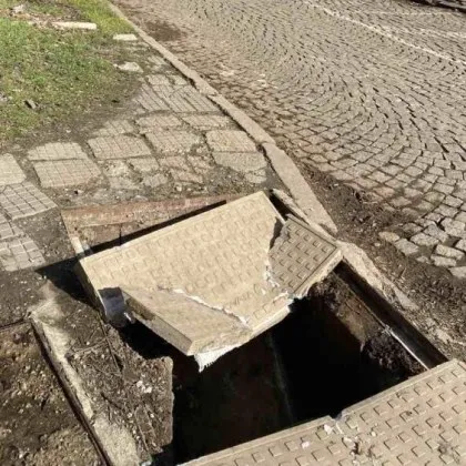 Счупен капак на шахта зее опасно на ъгъла на ул