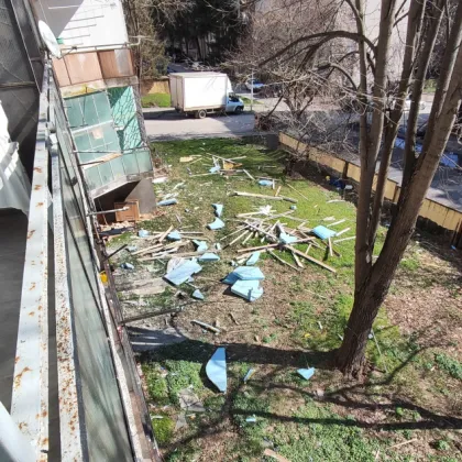 Строителни отпадъци възмутиха жители след "свиниране" на блок в Търново СНИМКА