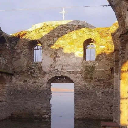 Водите на Жребчево отново обгърнаха Потопената църква СНИМКИ