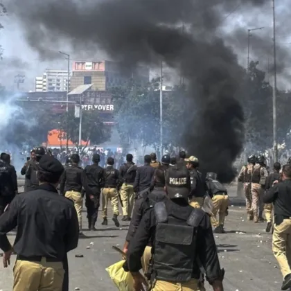 22 убити в Пакистан, след като протестиращи се опитаха да щурмуват американското консулство