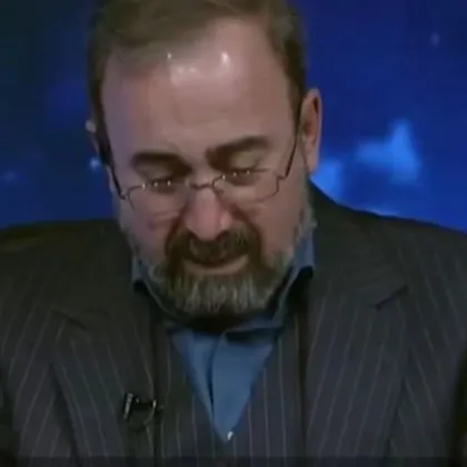 Ирански водещ се разплака в ефир, когато обяви смъртта на Али Хаменей ВИДЕО