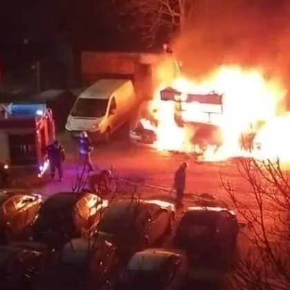 Огнен ад: Пожар изпепели коли в София СНИМКИ