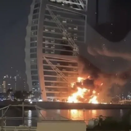 Отломки от дрон подпалиха  Бурж Ал Араб ВИДЕО