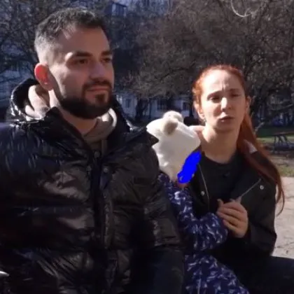 Шина за счупен крак направена от картонена кутия за пица