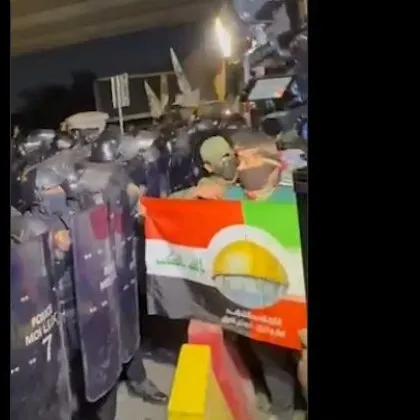 Стотици опитаха да щурмуват посолство на САЩ в Багдад ВИДЕО