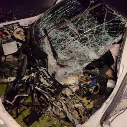 Тежка катастрофа в Русе! Автомобил се заби в уличен стълб СНИМКИ