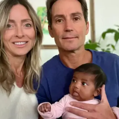 Двойка от САЩ откри, че бебето им не е биологично тяхно, търсят истинските родители