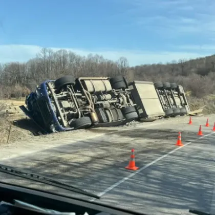 Камион се обърна край Търговище СНИМКА