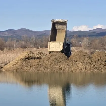 Мъж алармира: Зариват Негованското езеро край София ВИДЕО
