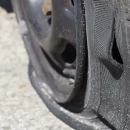 Мъже срязаха гумите на четири коли в Асеновград