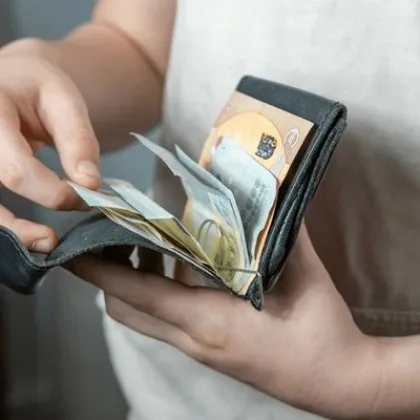 Непълнолетно момче отмъкна забравено портмоне с 600 евро от магазин в Раднево