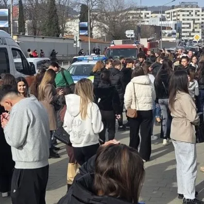 За сигнал за бомба в големи търговски центрове във Варна