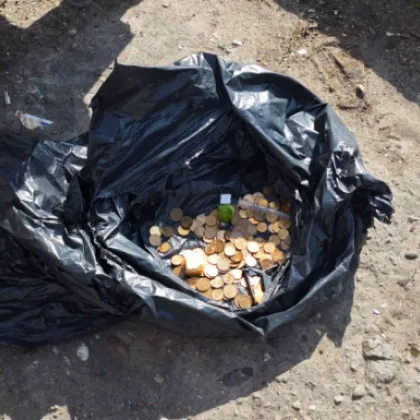 &bdquo;Тъжен край за жълтите стотинки": Мъж се натъкна на торба с монети до казан СНИМКИ