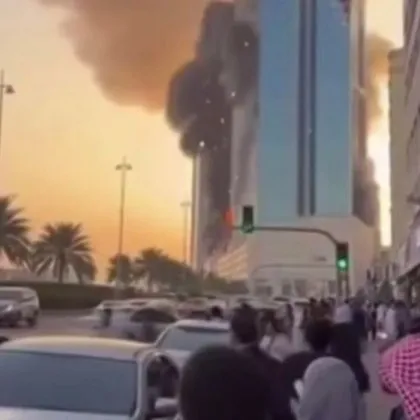 В интернет се появи ВИДЕО на горящ небостъргач, ударен от иранска ракета