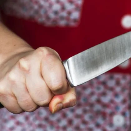 Жена наръга младо момче в Пловдивско