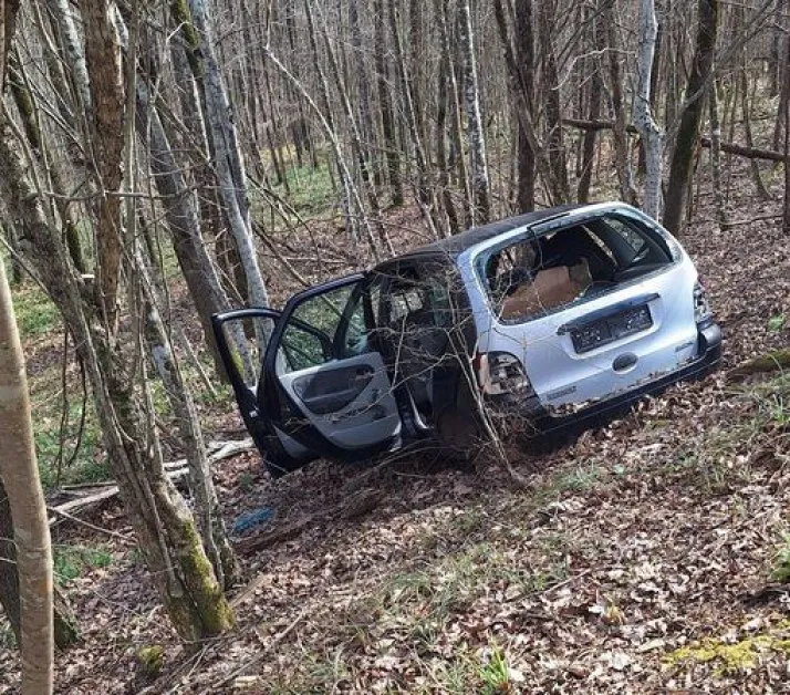 Гора се превърна в автоморга, скелети на изоставени коли грозят планината СНИМКИ