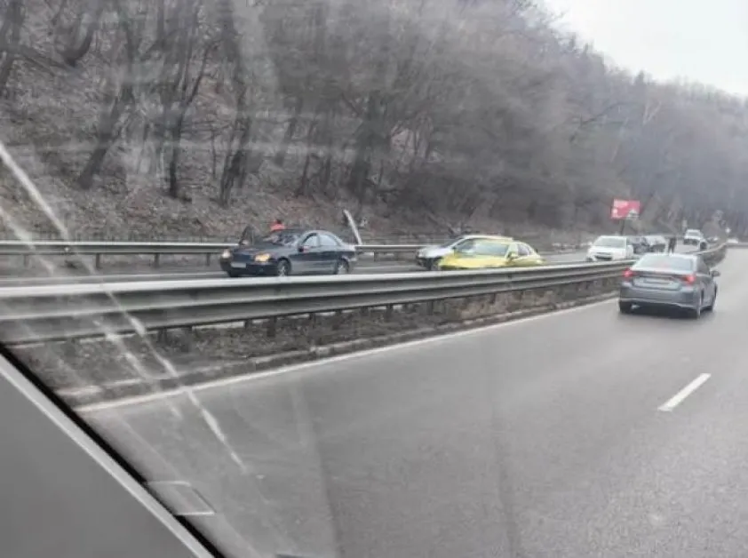 Катастрофа затруднява движението към София СНИМКА