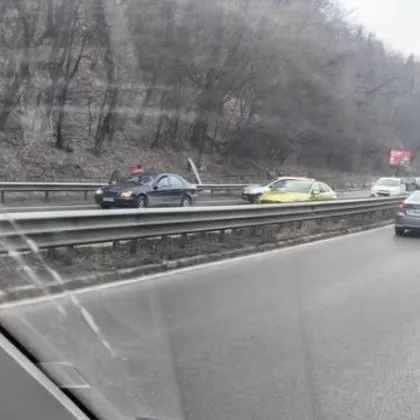 Катастрофа затруднява движението към София СНИМКА