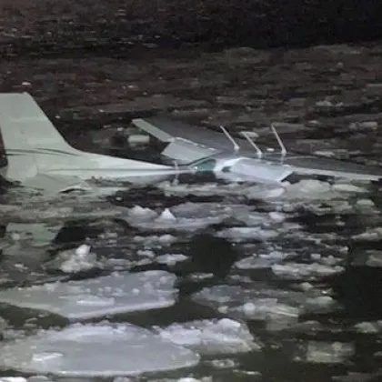 Малък самолет се разби в ледените води на американската река