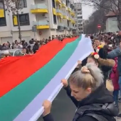 Шествие със 100-метрово българско знаме мина през София ВИДЕО
