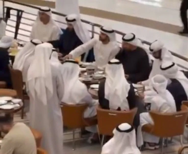 На фона на атаките: Лидерите на ОАЕ пиха кафе в мол ВИДЕО