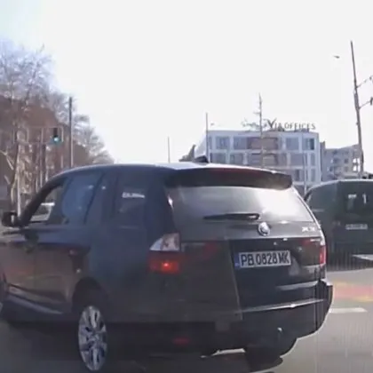 Водач с БМВ успя да шашне участниците в движението с