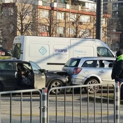 Две коли се сблъскаха на ключов булевард във Варна, има тапа СНИМКА