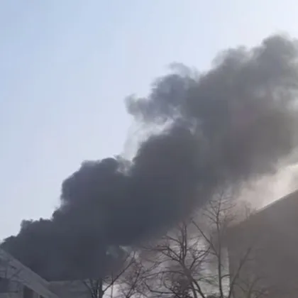 Пожар пламна в Асеновград! Черен дим се издигна над града СНИМКИ