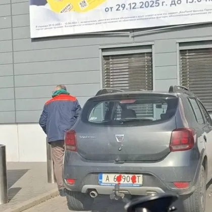 Шофьор окупира място за майки с деца и спокойно излъга