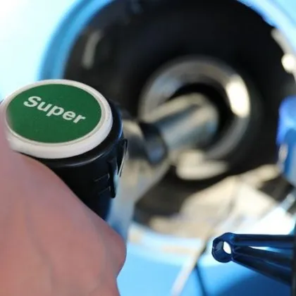 Страна въвежда ограничения на зареждането на гориво, обвини ескалацията в Близкия изток