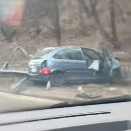 Тежък сблъсък край Владая! Кола отнесе мантинела и се озова в канавката ВИДЕО