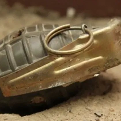 Жена изхвърлила в боклука ръчната граната, открита в казан край бензиностанция