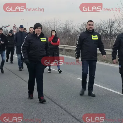 Вижте колко полиция има тук В момента се хаби сериозен