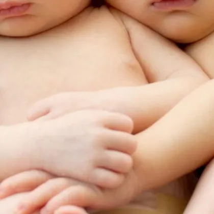 Майката на близнаците, отгледани в болница: Лъжа е, че съм ги изоставила