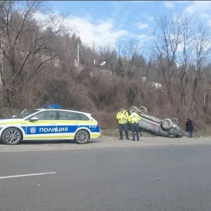 Меле край Владая! Кола се обърна по таван СНИМКА