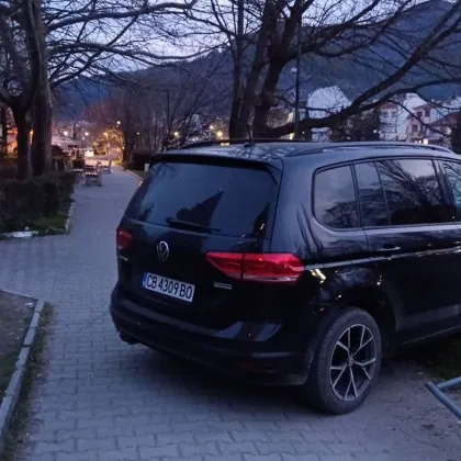 "Най-доброто паркомясто в града": Кола се намърда в парк до реката СНИМКА