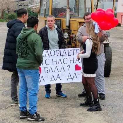 &bdquo;Ще дойдете ли с нас на бала?" Ученици трогнаха свой учител с уникална покана СНИМКИ