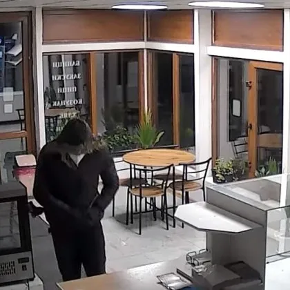 Маскиран апаш вилнее в София! Разби врата, отмъкна пари ВИДЕО