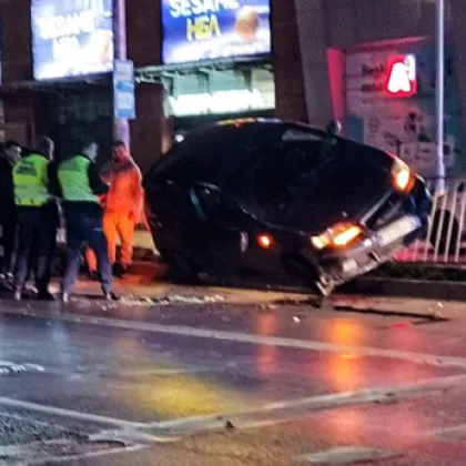 Странен инцидент в София, кола се озова странично на булевард СНИМКИ