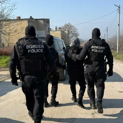 Трима мъже са обвинени за трафик на мигранти съобщиха от