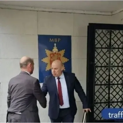 Жената на Васил Костадинов брани имиджа му с класифицирана информация