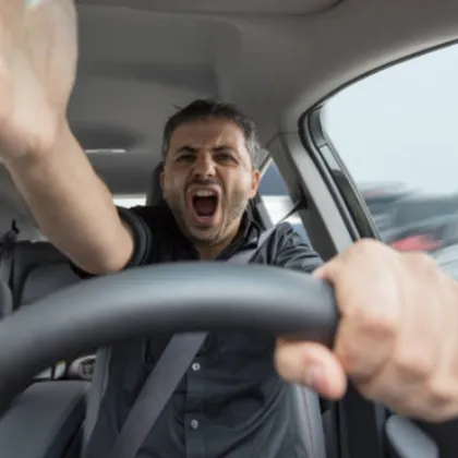 Агресия! Двама водачи се биха на оживено кръстовище в София