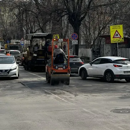 Автомобили се "включиха" в ремонта на дупки в София - минават върху горещ асфалт