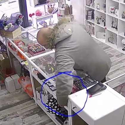 Без грам срам: Мъж посегна на телефон и монетник в столичен магазин ВИДЕО
