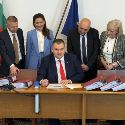 ДПС - НН предлага НС да изслуша министъра на финансите и шефовете на Митниците, Държавния резерв и "Лукойл"