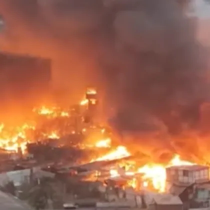 Голям пожар горя в склад за матраци в Перу