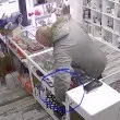 Без грам срам: Мъж посегна на телефон и монетник в столичен магазин ВИДЕО