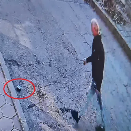 Мъж издирва непознат, взел чуждо портмоне в Благоевград СНИМКИ