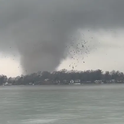 Торнадо удари южен Мичиган и нанесе сериозни щети ВИДЕО