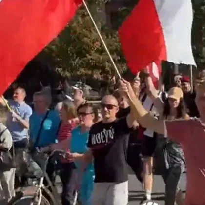 Стотици поляци излязоха по улиците на Варшава за да протестират срещу